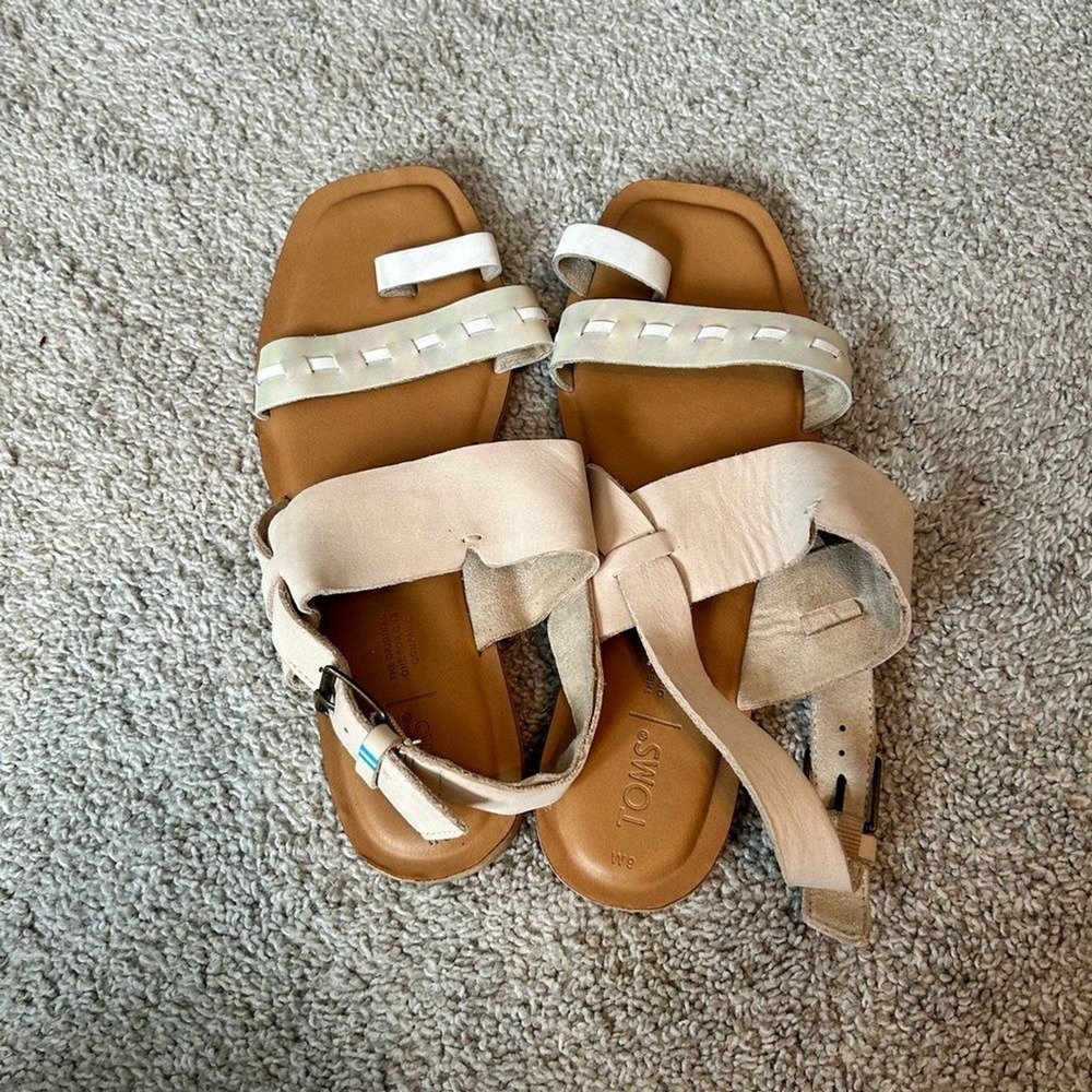 TOMS‎ Lexie Sandals Womens 9 Cream Tan Leather Iridescent Toe Loop Strappy Flat